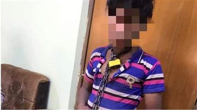 إنقاذ طفل سجنه والده وقيده بالسلاسل لمدة 6 أعوام في العراق | صور