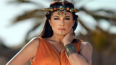 هند صبري تثير الجدل بسبب نقل المومياوات..اعتراضات على اختيارها كملكة للحدث بسبب جنسيتها..والفنانة ترد بقوة على منتقديها