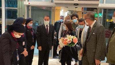 ماجدة الرومي تصل مطار القاهرة لإحياء حفل قصر القبة