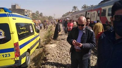 سيارات الإسعاف تنقل ضحايا ومصابي حادث قطاري سوهاج | فيديو