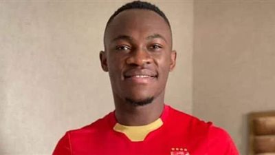 بواليا يهدي قميص الأهلى إلى موليكا