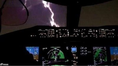 توثيق لحظة ضرب صاعقة برق لطائرة ركاب | فيديو