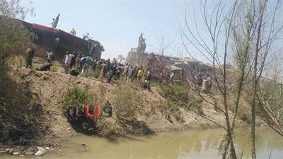 أول فيديو لانتشال الأهالي لضحايا حادث قطاري سوهاج