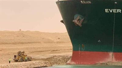 مهاب مميش يكشف موعد انتهاء أزمة السفينة الجانحة بقناة السويس| فيديو