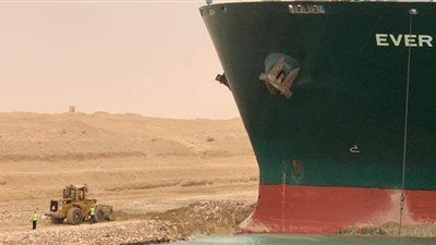 مهاب مميش: الشركة المسؤولة عن السفينة الجانحة بقناة السويس ملزمة بدفع الخسائر
