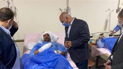 وزير النقل يزور مصابي حادث تصادم قطاري سوهاج