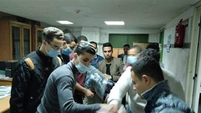 اتحاد طلاب جامعة سوهاج يوزع ١٠٠ بطانية على مرافقي حادث القطارين | صور