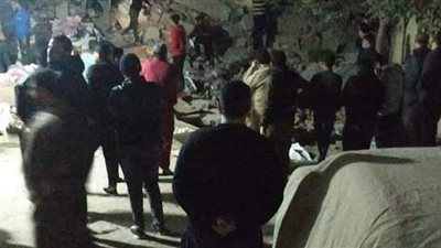 النيابة العامة تعاين موقع عقار جسر السويس المنهار