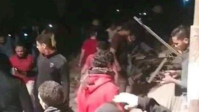 البحث عن 3 أشخاص مفقودين أسفل عقار جسر السويس