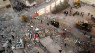 وصول حكمدار العاصمة لموقع انهيار عقار جسر السويس