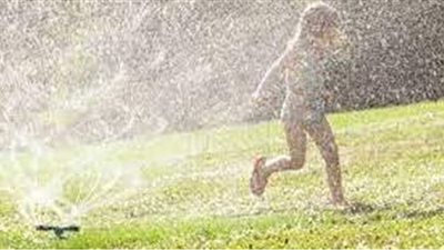 تفسير رؤية رش الماء في المنام وعلاقته بكثرة الخير وسعة الرزق