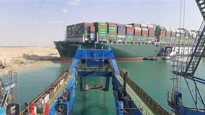 رئيس هيئة قناة السويس يعقد مؤتمرا للكشف عن جهود تعويم السفينة الجانحة