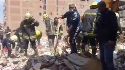 البحث عن أسرة من 5 أفراد أسفل أنقاض عقار جسر السويس المنهار | فيديو