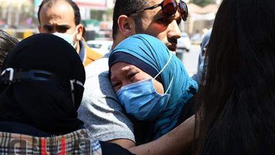 انهيار أسرة المخرج هاني إسماعيل خلال جنازته بمسجد الحصري | فيديو