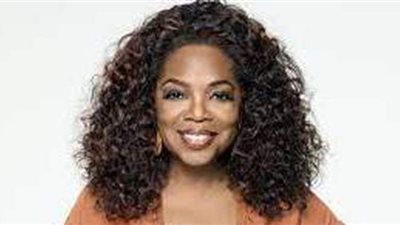 أوبرا وينفري تكشف أسباب بكائها بعد تلقي لقاح كورونا