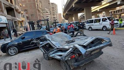 تحطمت بالكامل.. إخراج سيارة من تحت عمود كوبري ترسا | فيديو