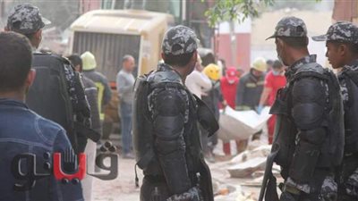 لحظة انتشال جثة لأحد ضحايا عقار جسر السويس المنهار | صور