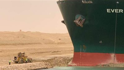 أسامة ربيع: بوادر لنجاح عملية تعويم السفينة الجانحة في قناة السويس