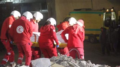 استخراج جثث 18 ضحية من أسفل عقار جسر السويس المنهار | صور
