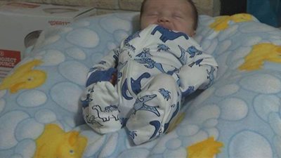 حدث فريد.. جنين يدخل إلى رحم أمه بعد 15 عاما | فيديو