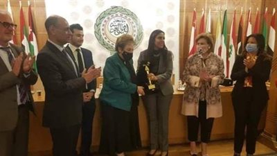 الجامعة العربية تكرم الدكتورة ألفت كامل لدورها التعليمي والمجتمعى