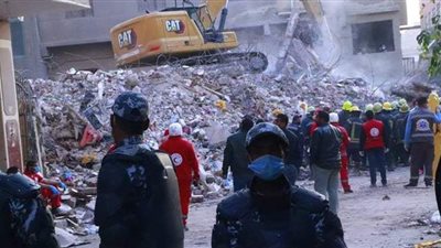 النيابة: استمرار عمليات استخراج الجثث من أسفل عقار جسر السويس المنهار