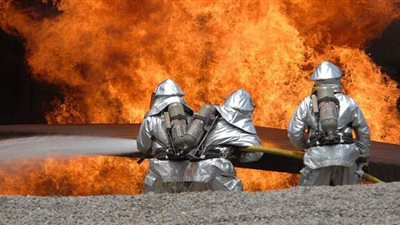 تسبب في أدخنة كثيفة.. حريق هائل بمنطقة صناعية في السويد | فيديو