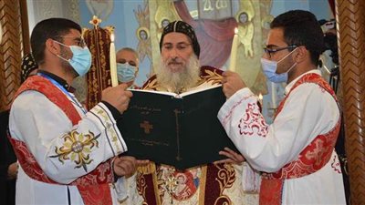 دقيقة حداد على أرواح ضحايا قطاري سوهاج خلال تجليس أسقف شرق النيل بالمنيا | صور