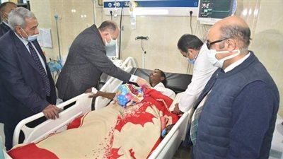 محافظ أسيوط يزور مصابي قطاري سوهاج لتقديم المساعدات العاجلة | صور