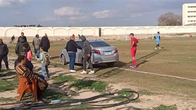 غرائب الكرة المصرية.. سيارة ملاكي تنقل لاعبا مصابا بدلا من الإسعاف | فيديو