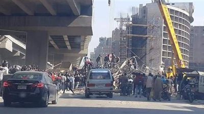 الصور الأولى لسقوط عمود كوبري ترسا تحت الإنشاء بالمريوطية