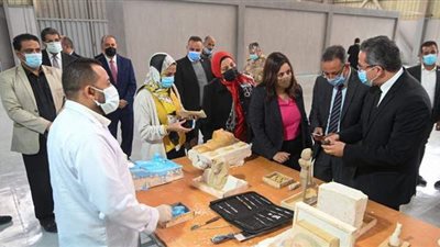 وزير الآثار يفتتح أول مصنع للمستنسخات بالشرق الأوسط في العبور