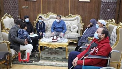 محافظ المنوفية يقرر صرف إعانات مالية لحالات إنسانية | صور