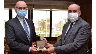 وزير الطيران يبحث سبل تطوير النقل الجوي مع سفير كندا بالقاهرة