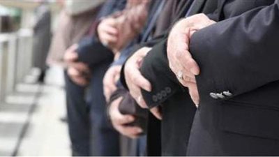 هل توضع اليدان في الصلاة على البطن أم على الصدر؟... الإفتاء ترد