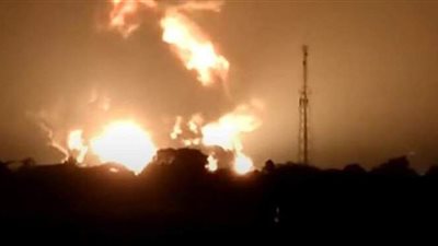 إصابة 5 أشخاص وإجلاء المئات في حريق مصفاة نفط بإندونيسيا | فيديو