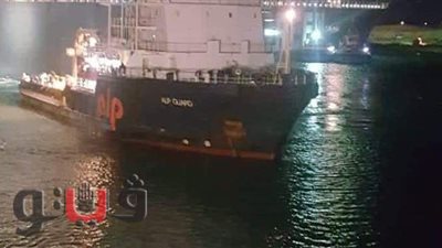 بـ١٠ قاطرات عملاقة.. بدء شد السفينة الجانحة بقناة السويس تمهيدا لتعويمها