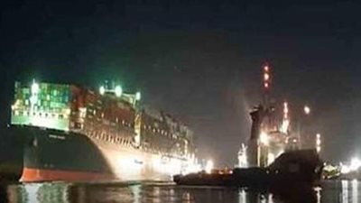 اللحظات الأولى لتحرك السفينة الجانحة في قناة السويس | فيديو