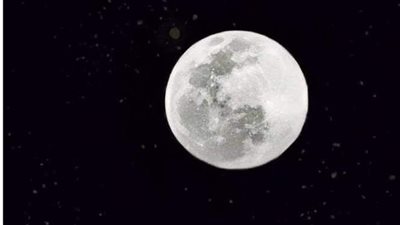 القمر.. كلمة السر في تعويم السفينة الجانحة بقناة السويس