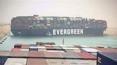 صحيفة بريطانية تشيد بالجهود المصرية في تحريك السفينة الجانحة بقناة السويس