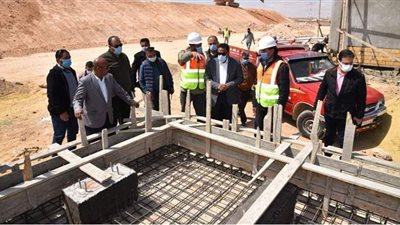 محافظ مطروح يتفقد إنشاء المدفن الصحي للمخالفات والقمامة | صور