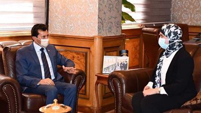 وزير الشباب يكرم إلهام فضالي الحاصلة على إنجاز العام في الفيزياء التطبيقية