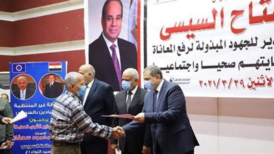وزير القوى العاملة محافظ السويس يسلمان عقود عمل لذوي الهمم
