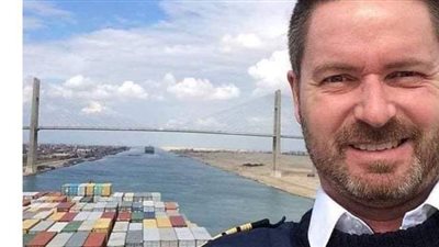 سيلفي وفرحة عارمة على إحدى السفن بعد تعويم «إيفر جيفن» بالقناة | صور