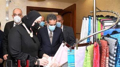 وزيرة الصناعة ومحافظ الغربية يسلمان عقود الوحدات الصناعية بالمحلة الكبرى | فيديو