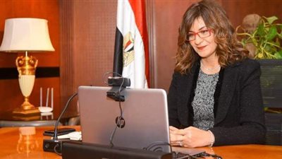 نبيلة مكرم تشيد بجهود الدولة في تعويم السفينة الجانحة بقناة السويس