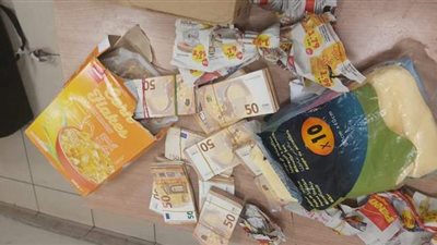 ضبط مستحضرات تجميل و٥٨ ألف يورو داخل علب شيكولاته بمطار القاهرة