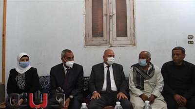 محافظ قنا: يقدم واجب العزاء لأسر شهداء حادث تصادم قطاري سوهاج