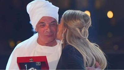 قبلة نادية الجندي لـ محمود حميدة تثير الجدل على مواقع التواصل | صور