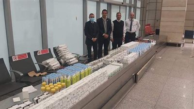 ضبط محاولتي تهريب مستحضرات تجميل ونقد أجنبي بمطار القاهرة | صور